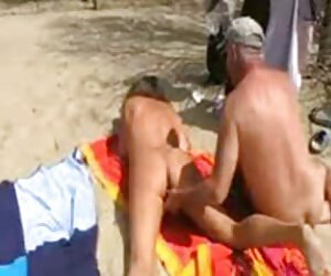 Hai sex gái đẹp vú bự chân trần chơi với bàn chân