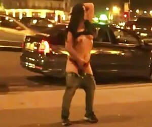 Trong bộ đồ màu đỏ ngồi trên một cái ghế gai xinh lon mup
